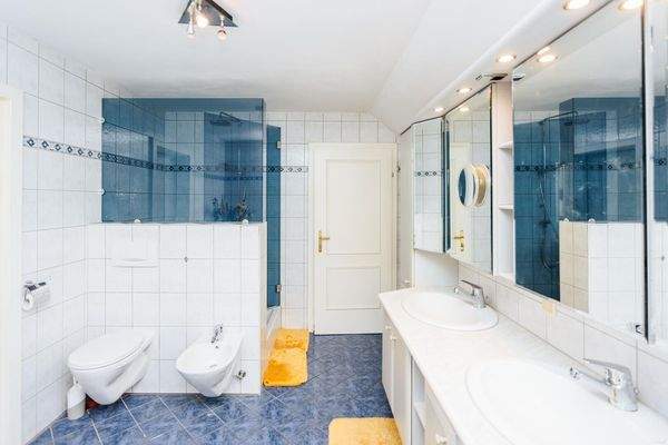 Hauptbad OG, mit WC, Bidet, Doppelwaschbecken...