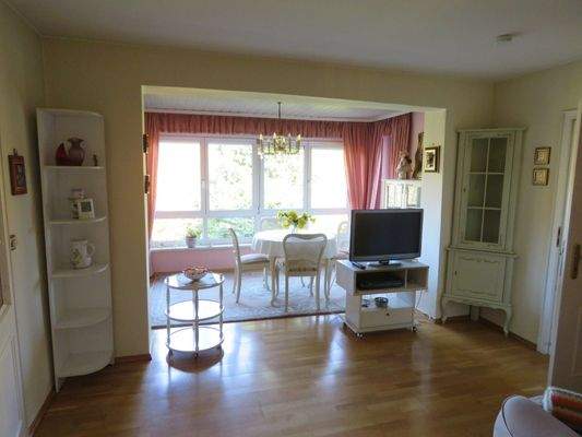 Essplatz mit großer Fensterfront 