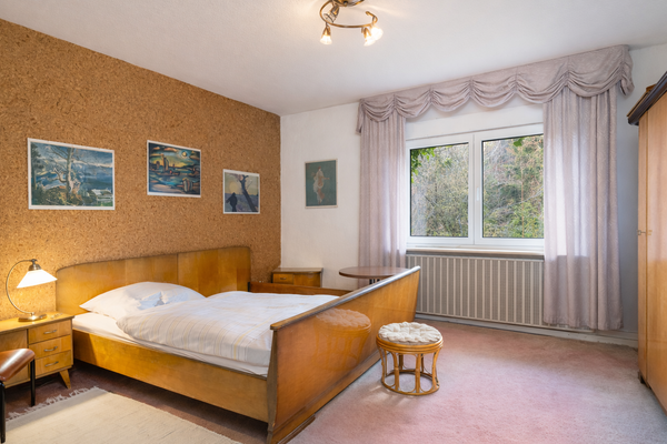 Helles Schlafzimmer mit Blick ins Grüne