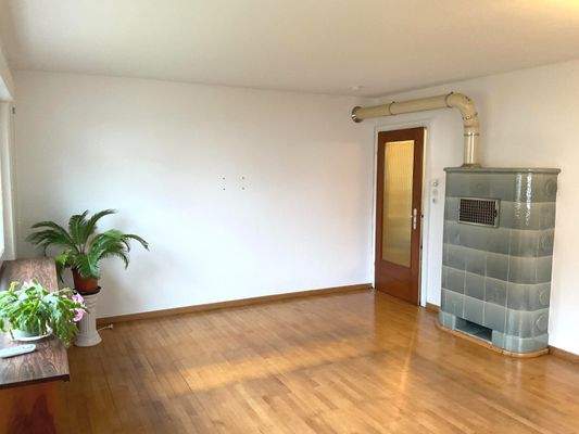 Wohnzimmer mit Kachelofen
