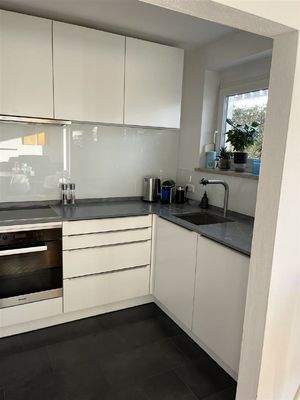 Moderne Küche mit Einbauten