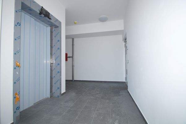 Flur im Treppenhaus - Mit Aufzug