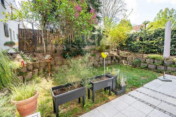 Terrasse u. Gärtchen