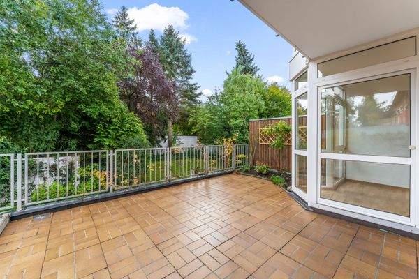 Großzügige Terrasse mit Blick ins Grüne 