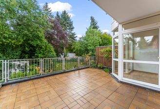 Großzügige Terrasse mit Blick ins Grüne 