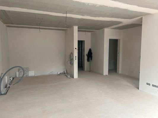 Wohn- Esszimmer m. integrierter Küche und offene Diele