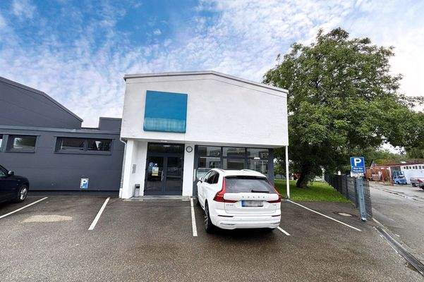 Verwaltungsgebäude mit Parkplätzen