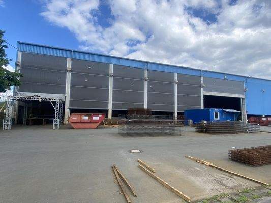 Blick auf den Durchgang und Sonneneschutz