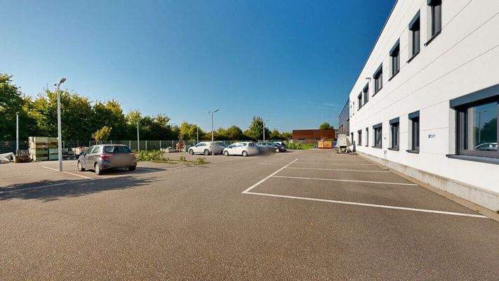 Außenanlage mit Parkplätzen