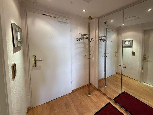 Eingangsbereich mit großem Spiegelschrank