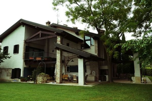 Blick vom Pool zum Haus 