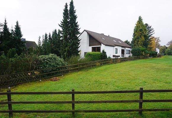 das Landhaus aus Sicht von der Straße im „Schulweg