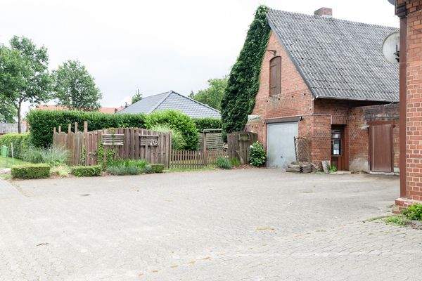 Stellfläche und Zugang zum Garten 