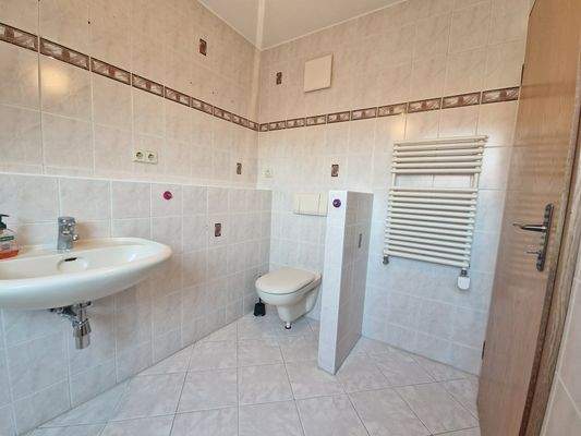 Bad mit Handtuchwandheizkörper.jpg