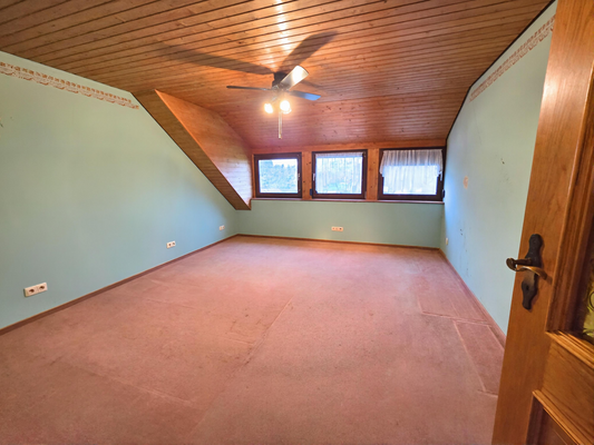 Schlaftzimmer 2 im Obergeschoss.png