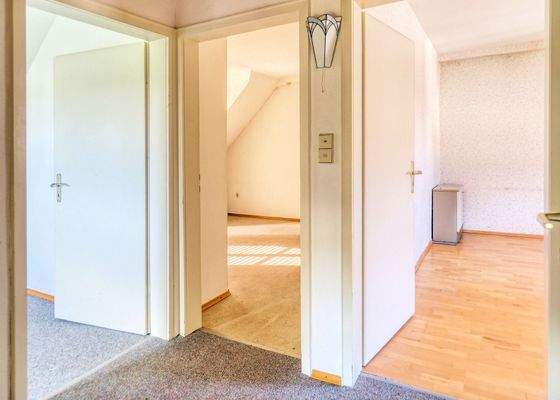 Flur oben Blick in 3 Zimmer