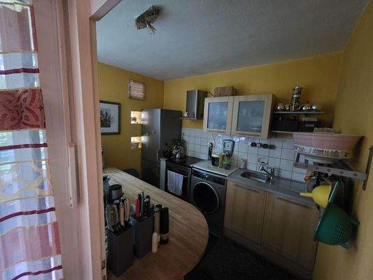 Küche mit Fenster zur Loggia