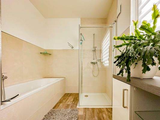 Ebenerdige Dusche und Badewanne