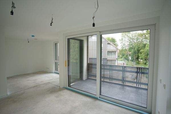 Wohnzimmer_mit_Balkon/Loggia