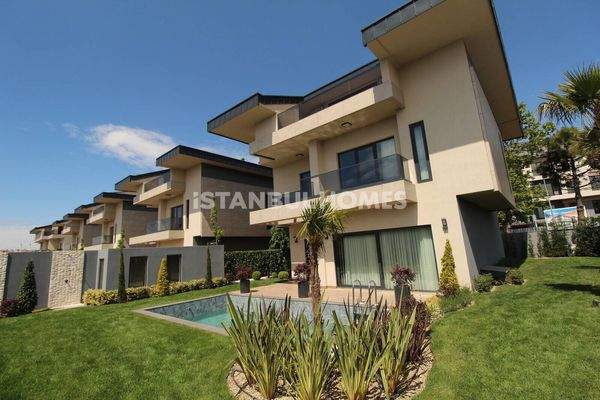 Spacious Triplex Houses Close to Sea in Istanbul Beylikduzu