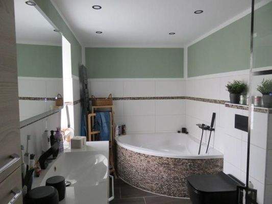 Badezimmer-Ausstattung mit Eckbadewanne