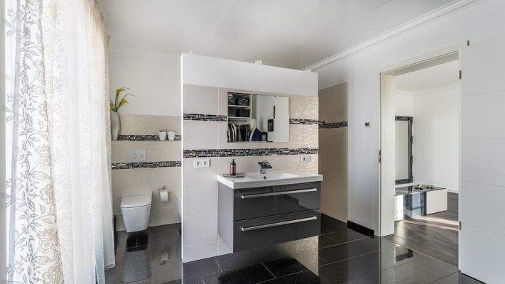 Badezimmer / Ankleide im Obergeschoss als Einliegerwohnung