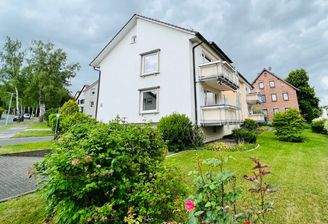 Hausansicht mit Balkonen