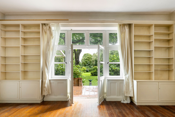 Ausgang vom Wohnzimmer zur Terrasse und zum Garten