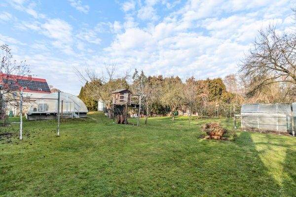 Großer Garten mit Obstbäumen