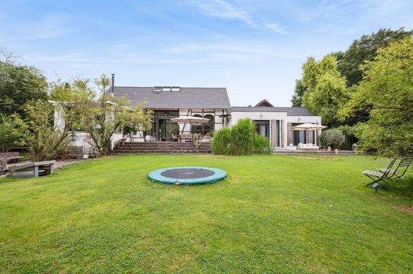 Blick auf das Anwesen mit Garten und Terrasse 