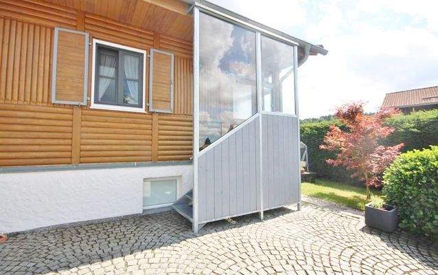 überdachter Eingangsbereich