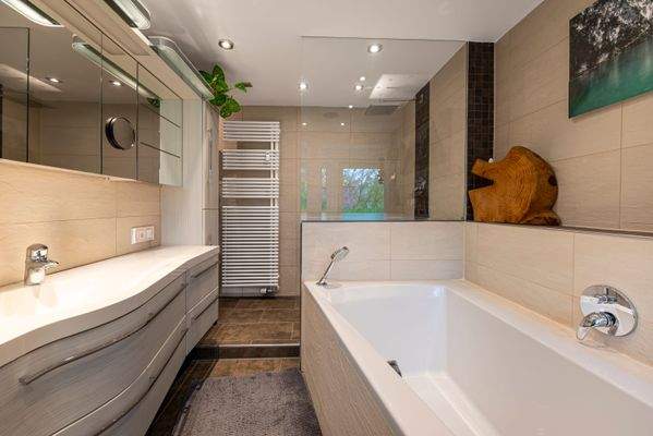 En Suite Bad mit begehbarer Dusche, Badewanne & Bidet