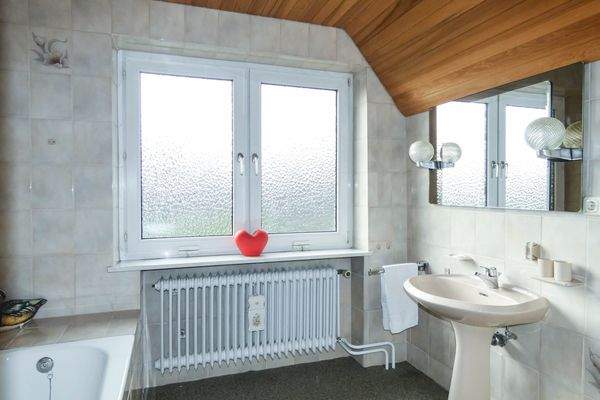 mit Badewanne und Fenster