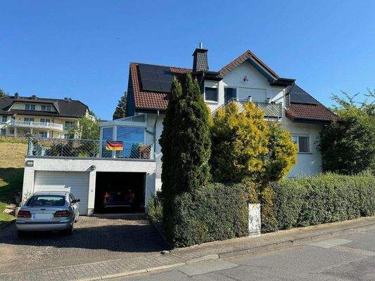 Aussenansicht mit Wintergarten und Doppelgarage