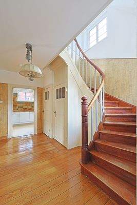 Wunderschöne Holztreppe mit geschwungenem Handlauf