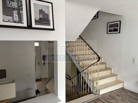 Durchblick vom Wohnzimmer zur Haustür