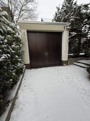 Garage und Einfahrt