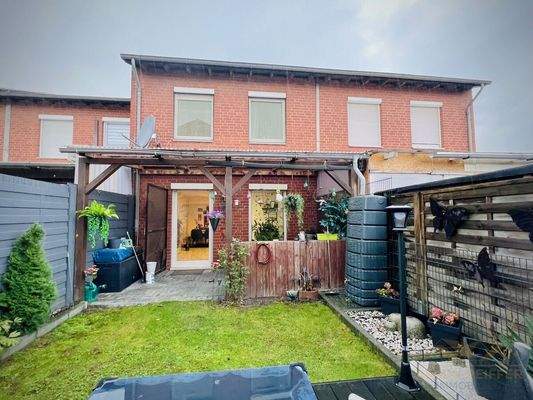 Blick von Garten auf Terrasse