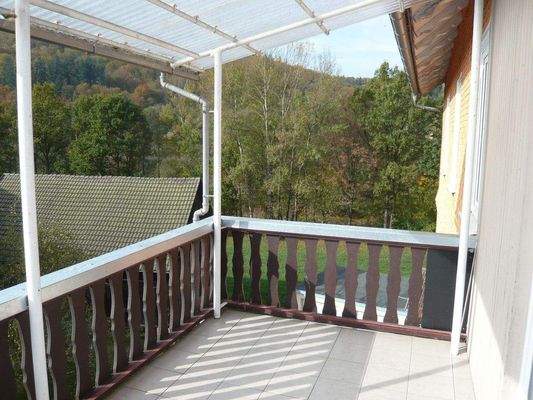 großer überdachter Balkon