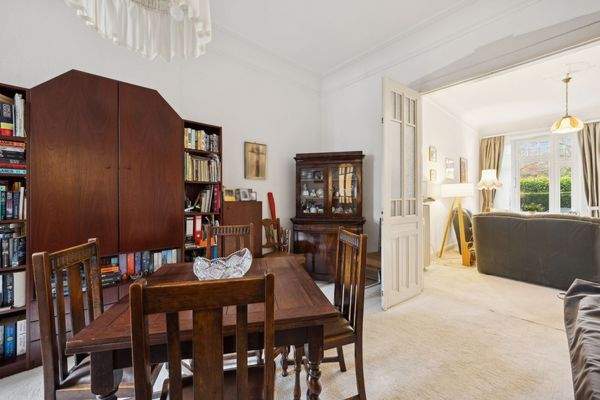 Esszimmer mit Kassettentür zum Wohnzimmer