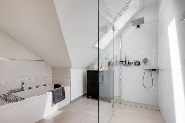 Badezimmer mit Dusche