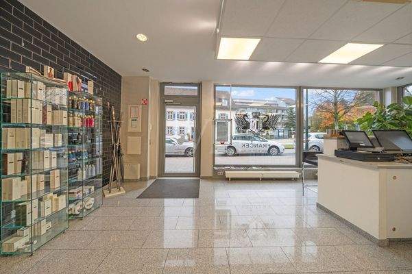 Ladenlokal im Erdgeschoss mit großer Fensterfront