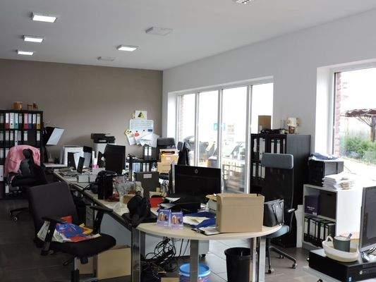 Helle Fensterfronten