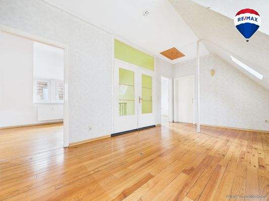 REMAX Immobilien DeLux Wohn-Geschäftshaus Wohnflur Ottweiler Mark Borowicz