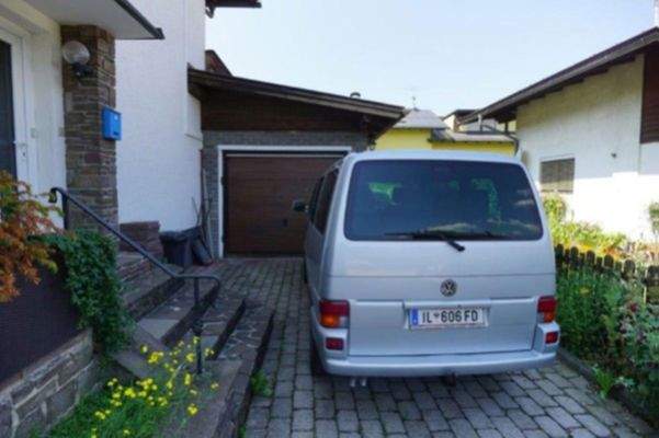Einfahrt mit Garage