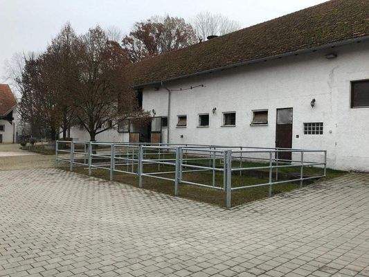 Außenbereich für Pferde im Innenhof