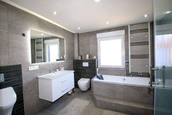 Hochwertiges Bad 1.OG