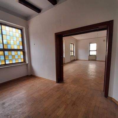 Leerer Raum mit Glasfenster