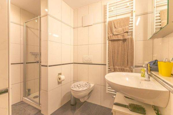 Innenliegendes Badezimmer mit Dusche
