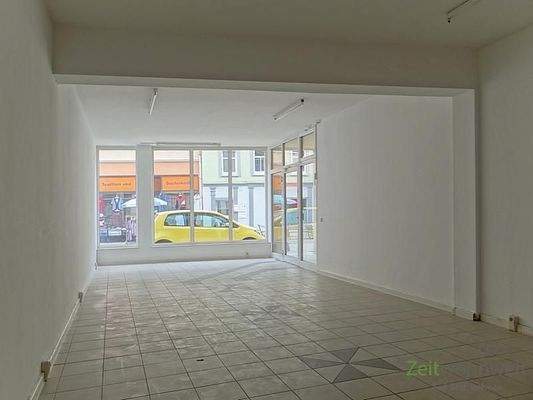 großer Schaufenster- und Eingangsbereich